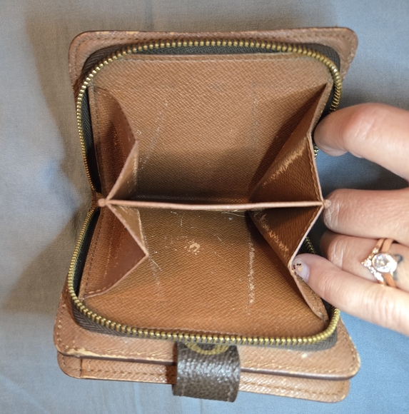 Vintage Louis Vuitton Monogram Wallet - Picture 9 of 10